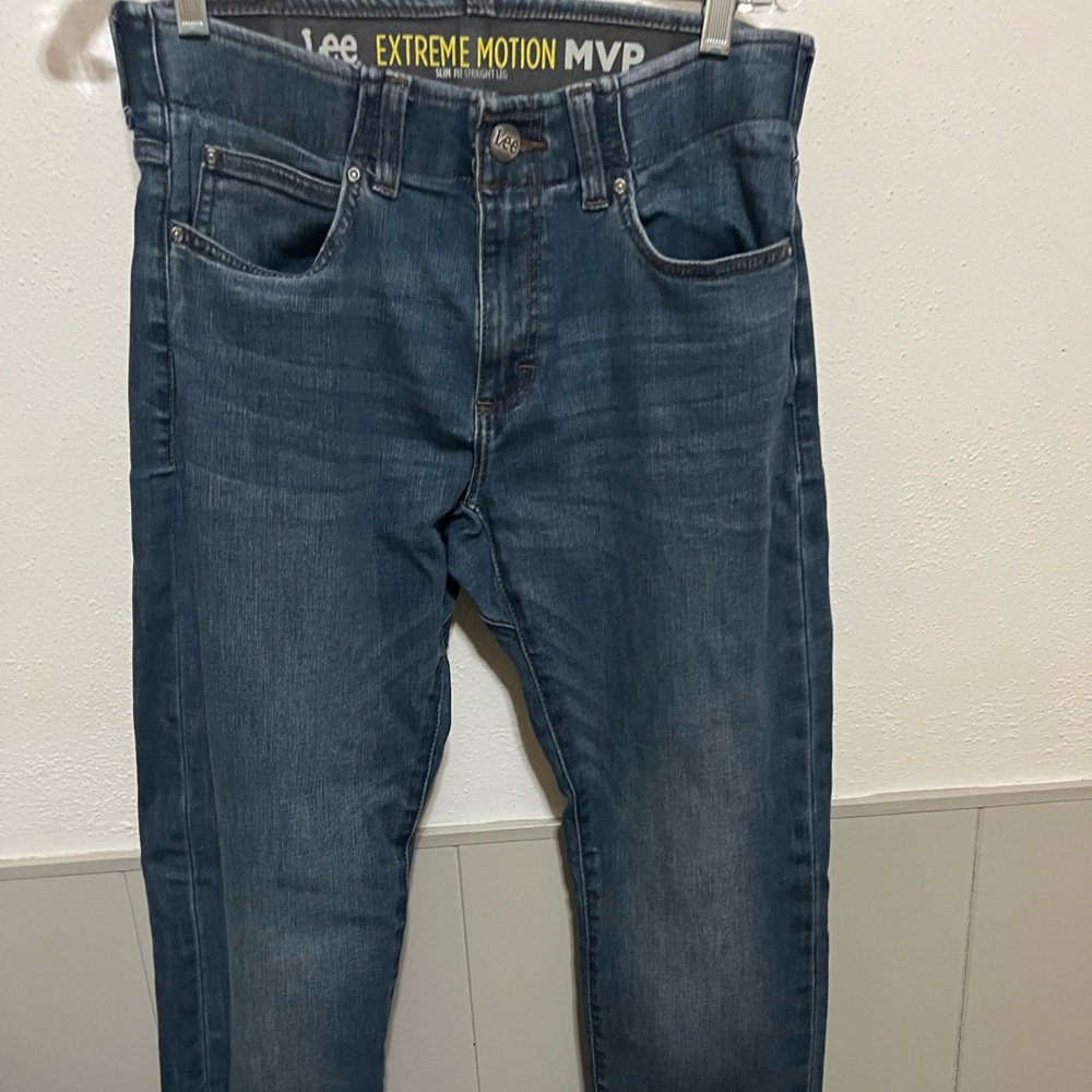 Mens Lee jeans size 30x30 barely worn!